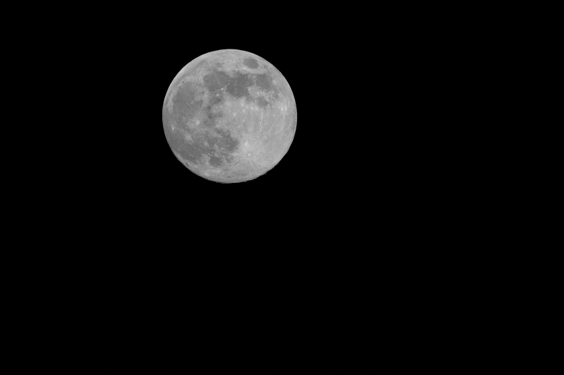 夜空中圆圆的月亮图片