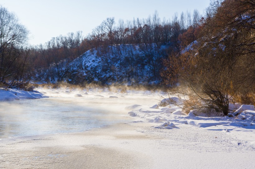 寒冷的冰雪风景图片