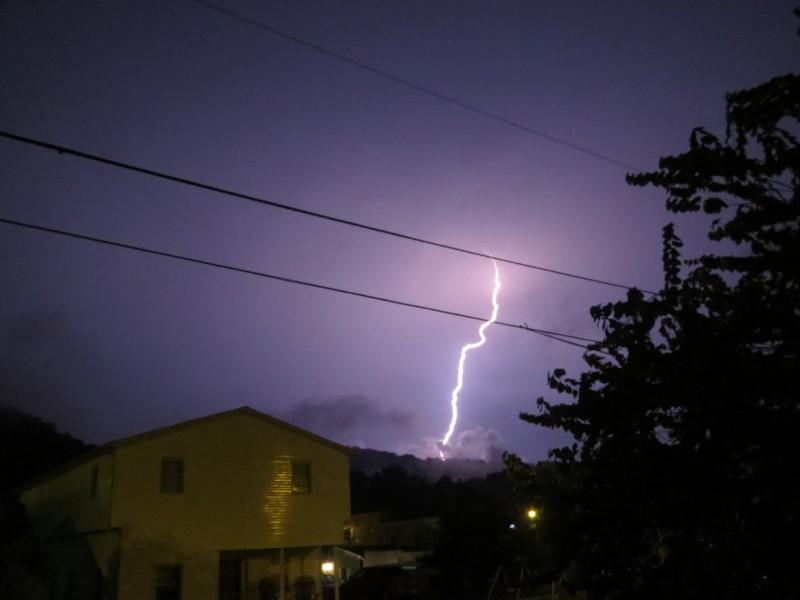 夜晚城市中的閃電圖片