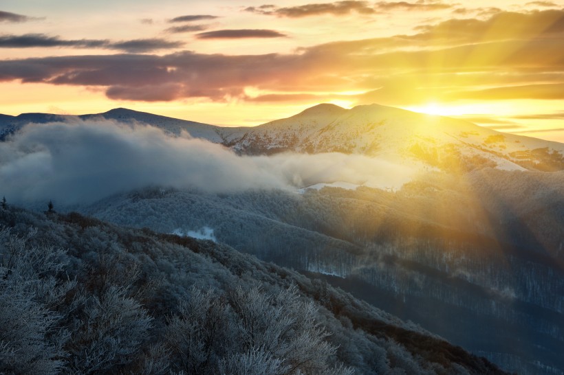 雪山上的夕阳景观图片