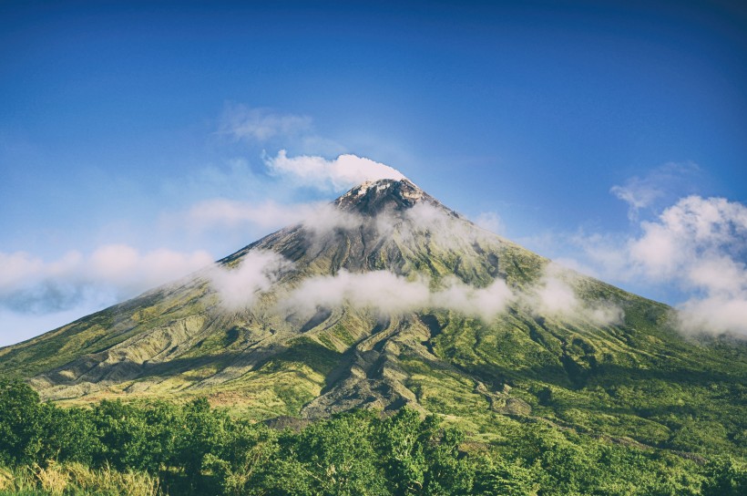 磅礴喷发的火山风景图片