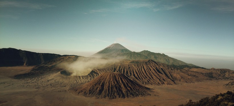 強(qiáng)勢(shì)噴發(fā)的火山風(fēng)景圖片