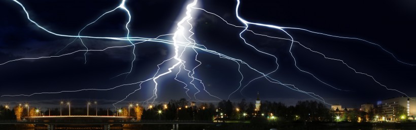 霸氣強大帶著毀滅力量的閃電圖片