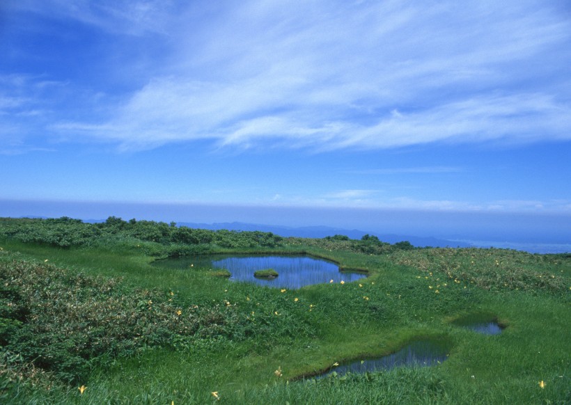 藍天和湖水圖片