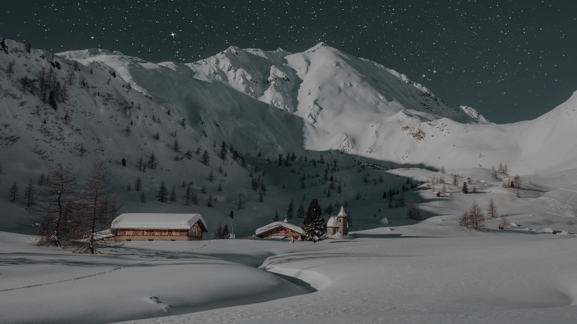 雪中小木屋风景图片