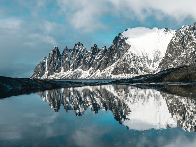 冷峻的雪山图片