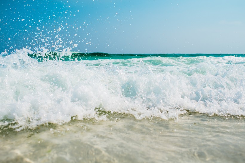 波涛涌汹的海浪风景图片