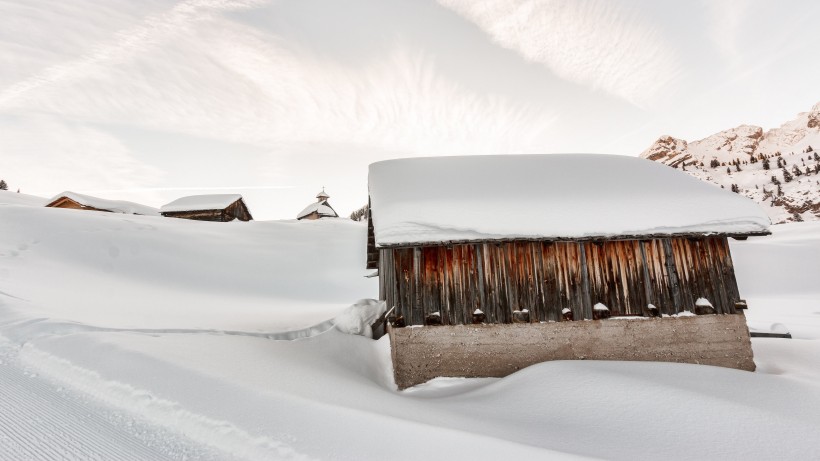 雪中小木屋风景图片