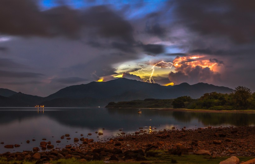 恐怖震撼的雷电风景图片