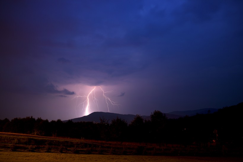 電閃雷鳴的夜空景象圖片