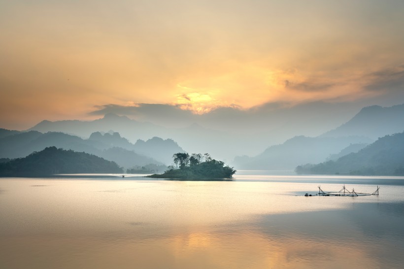 清晨的山水景色图片