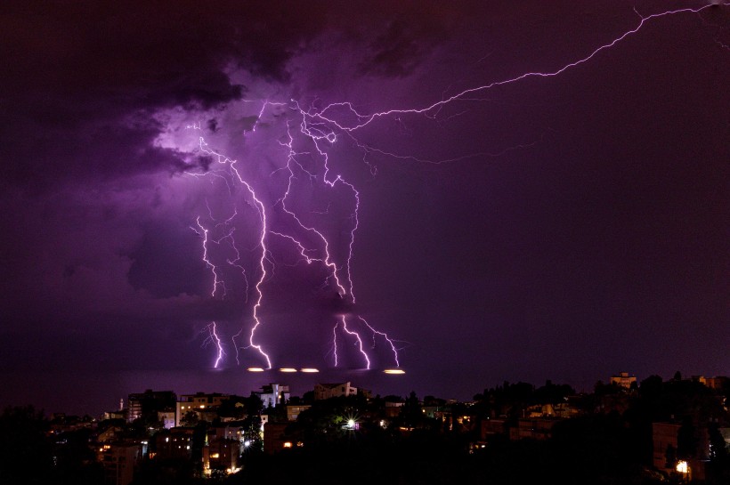 狂暴震撼的雷霆閃電風景圖片