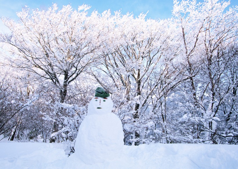 人和美丽雪景图片