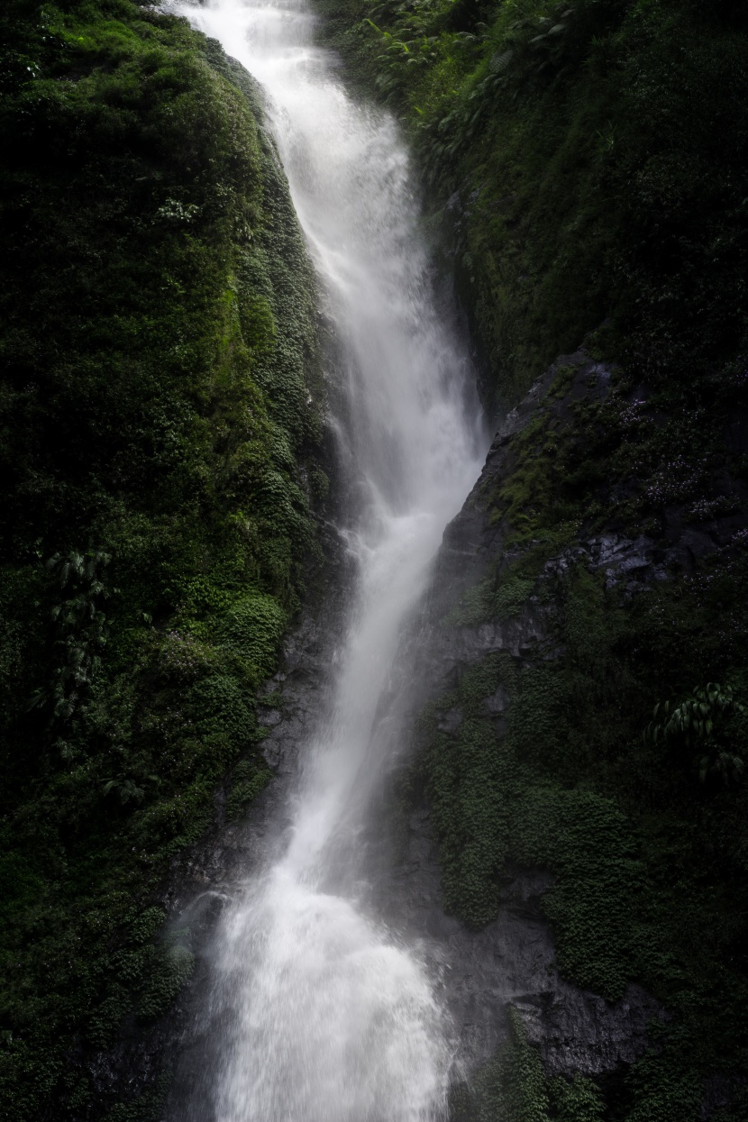 氣勢(shì)磅礴恢弘的瀑布自然風(fēng)景圖片