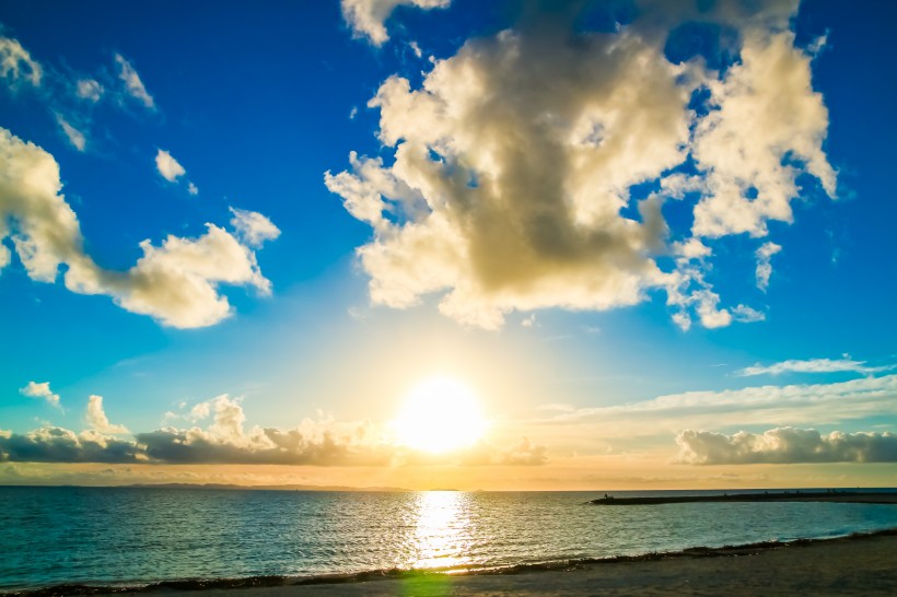 海平面的夕陽圖片