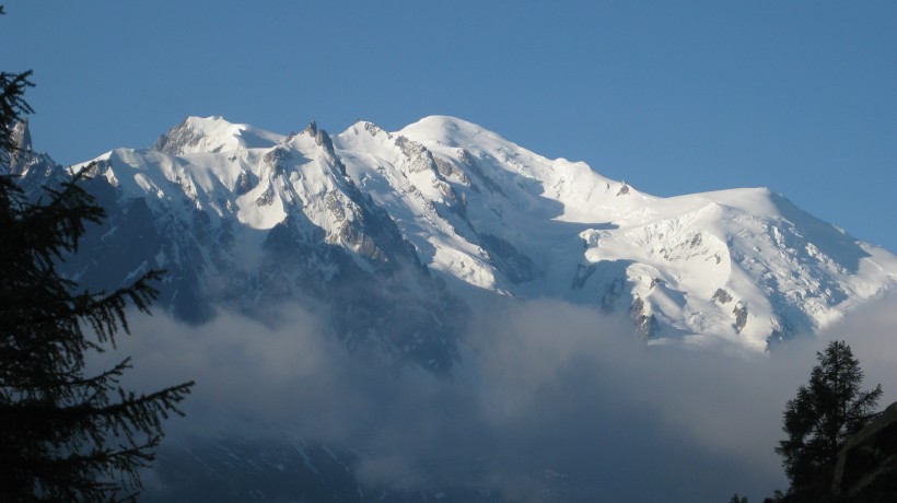 巍峨雄壮的阿尔卑斯雪山图片