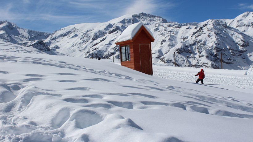 雪中小木屋风景图片