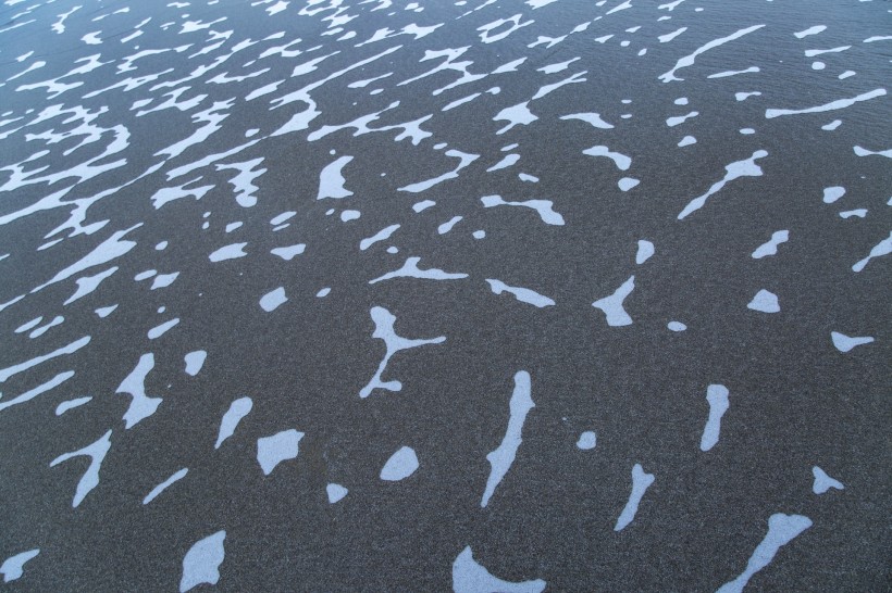 沙灘上的波浪水流痕跡圖片