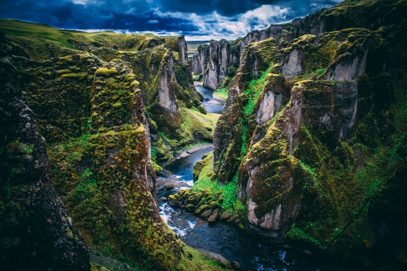 峻峭的山峰图片