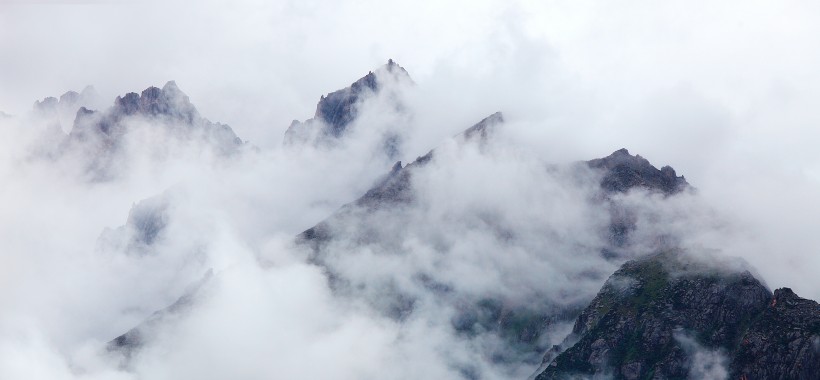 云霧繚繞的山峰圖片