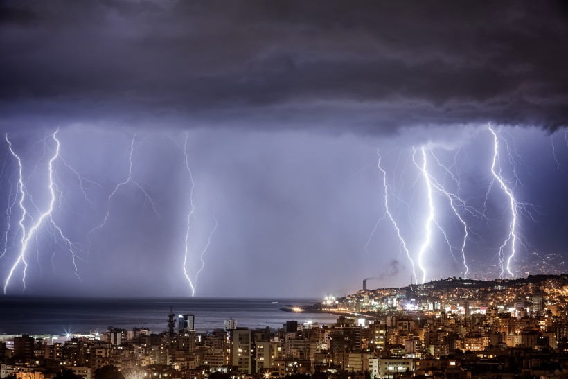 電閃雷鳴的夜空景象圖片