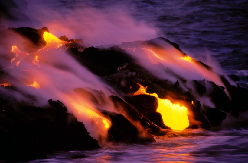 強(qiáng)勢(shì)噴發(fā)的火山風(fēng)景圖片