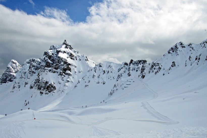 積雪的山峰圖片