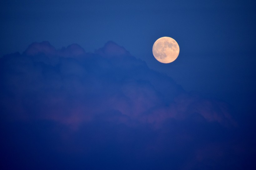 夜空中圆圆的月亮图片