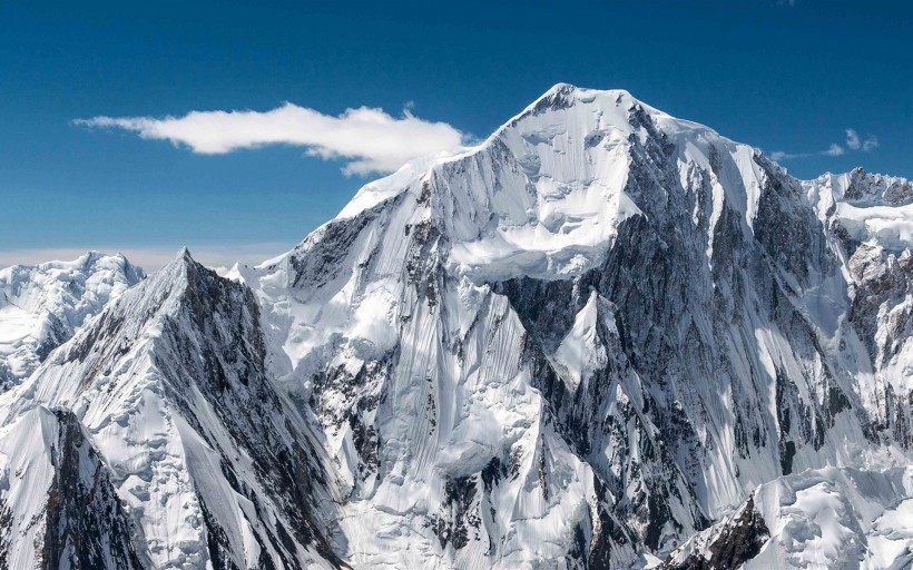 冬季雪山风景图片