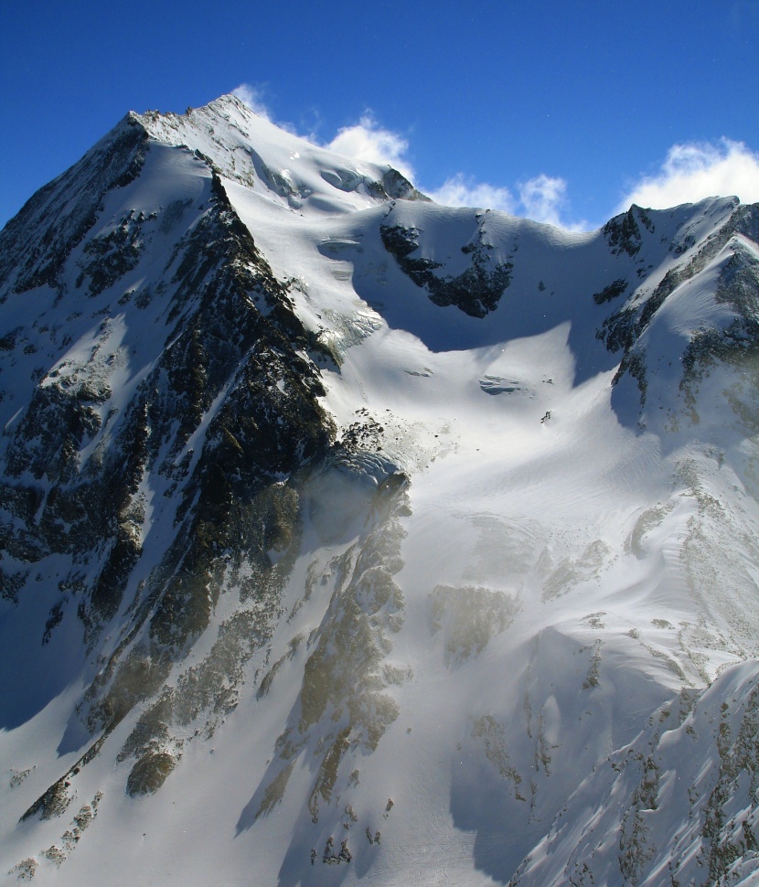 积雪的山峰图片