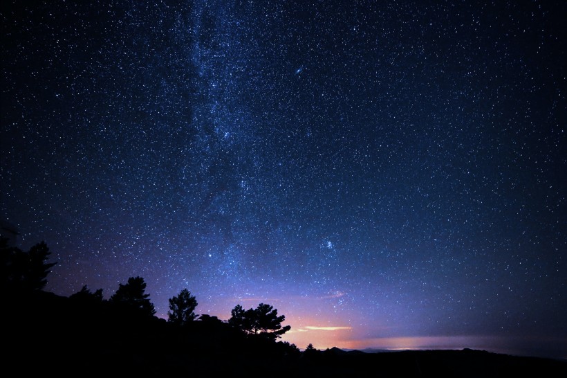 耀眼明亮的星空风景图片