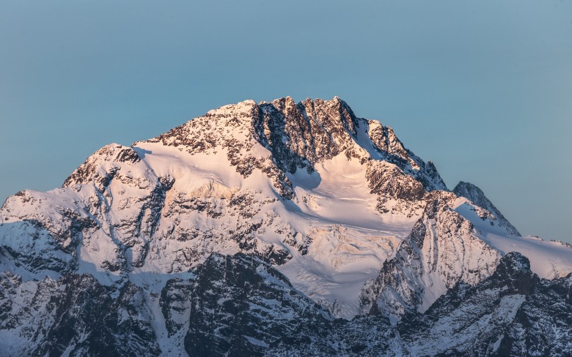 巍峨的雪山图片