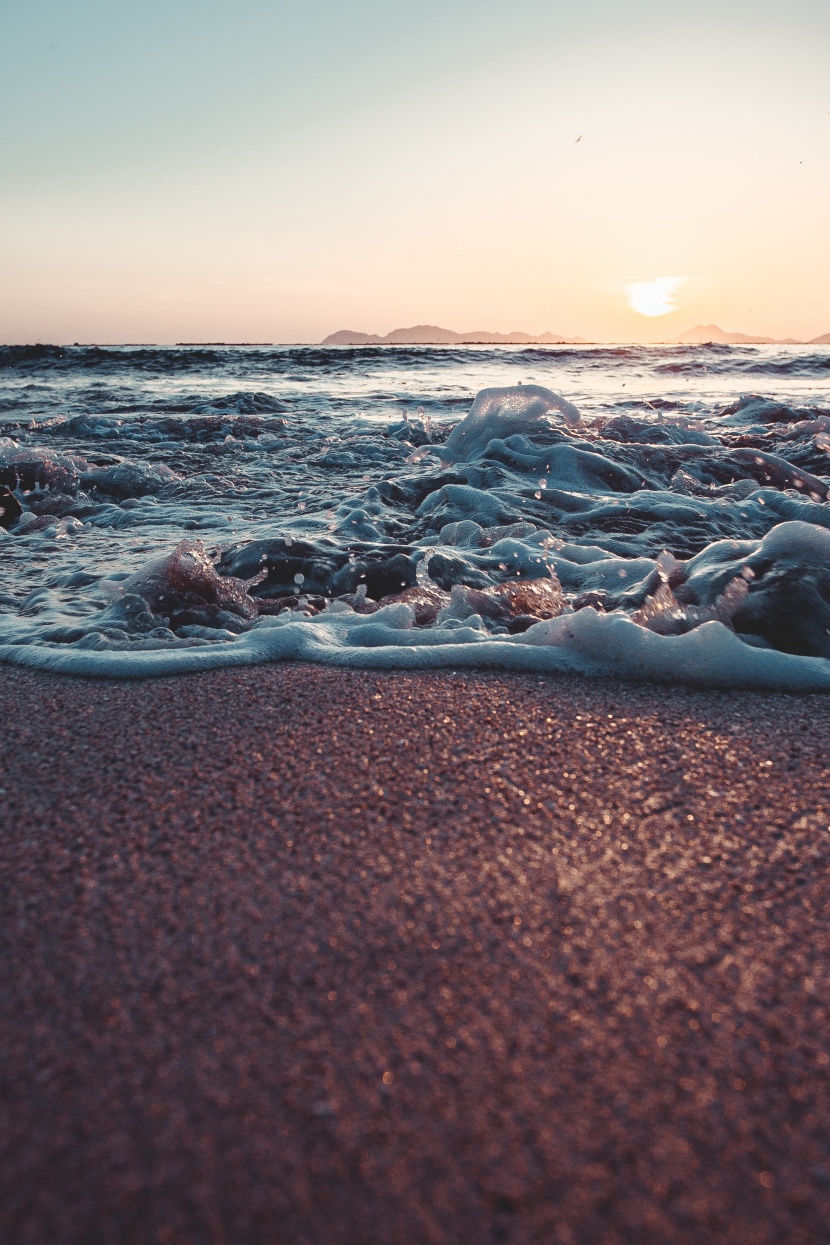 夕陽下的海灘圖片