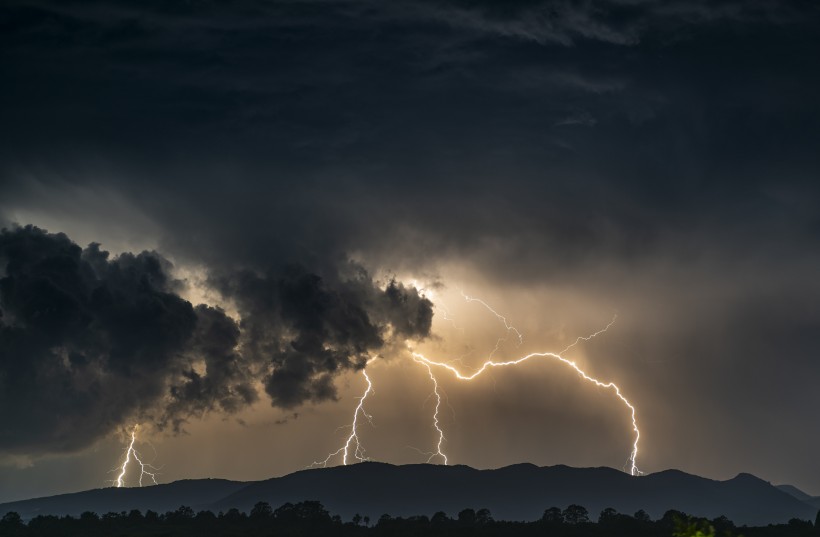 狂暴震撼的雷霆閃電風(fēng)景圖片