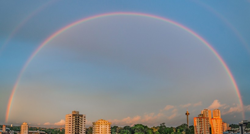 天空中炫目的彩虹風(fēng)景圖片