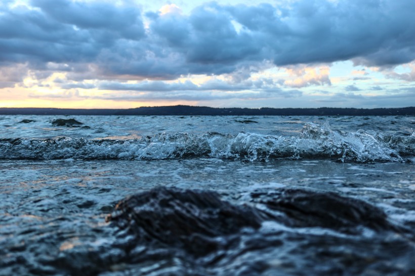 波涛汹涌的大海海浪风景图片