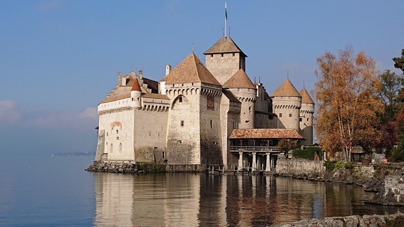 瑞士中世纪古朴的西庸城堡风景图片