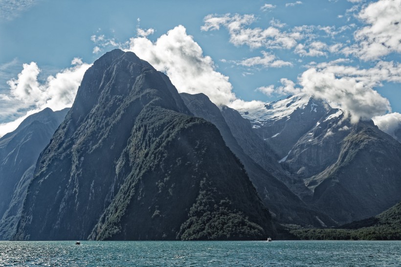 新西兰南岛米尔福德峡湾自然风景图片