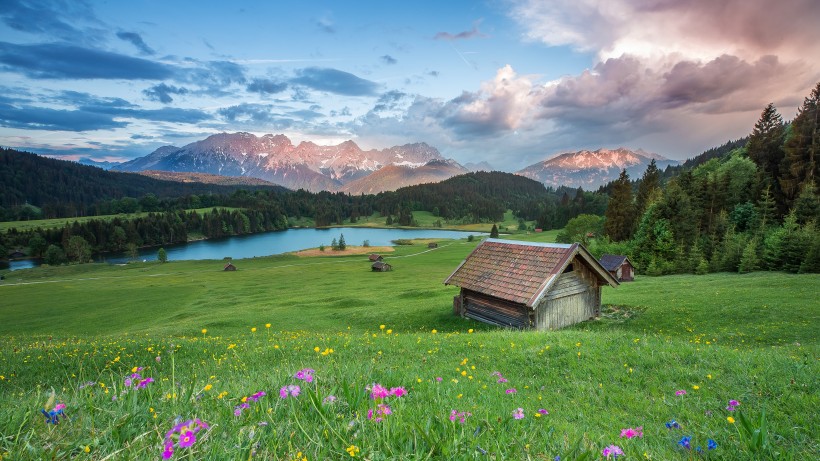瑞士阿尔卑斯山上的小房子乡村风景图片