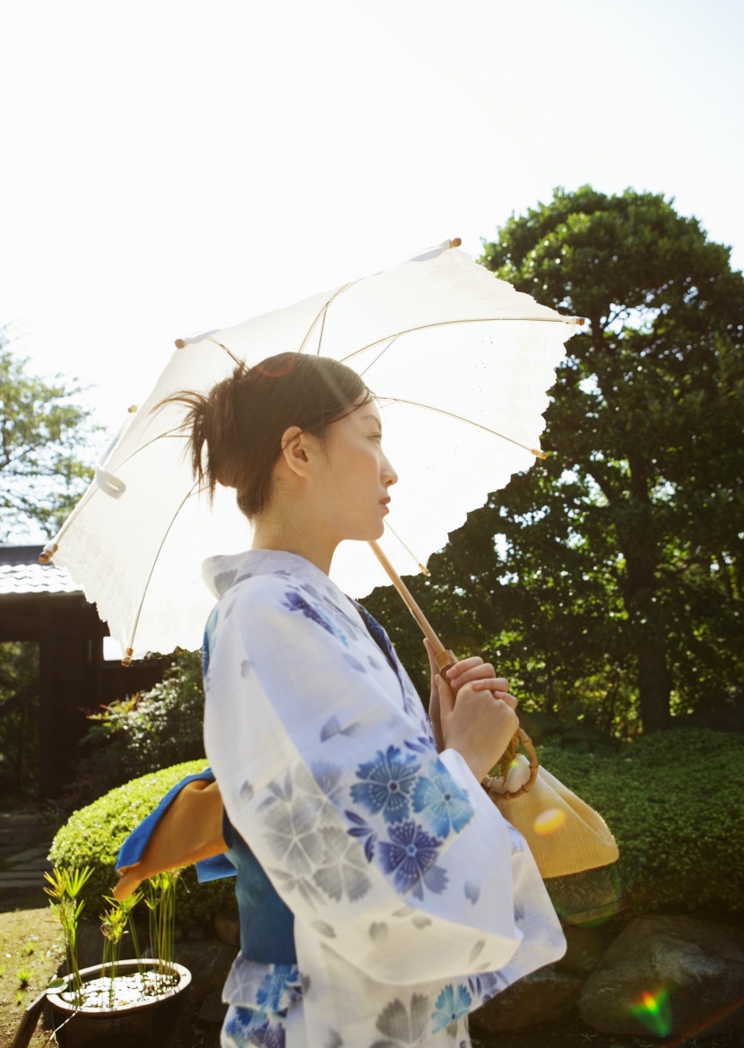 夏日里打伞的日本女人图片