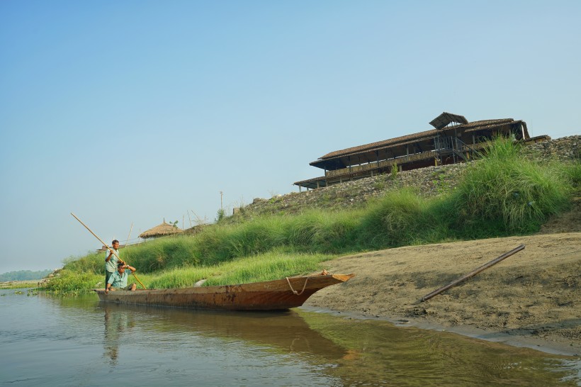 尼泊爾奇特旺國家公園河流自然風景圖片