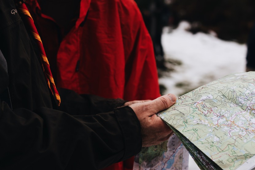 查看旅行地图的人物图片