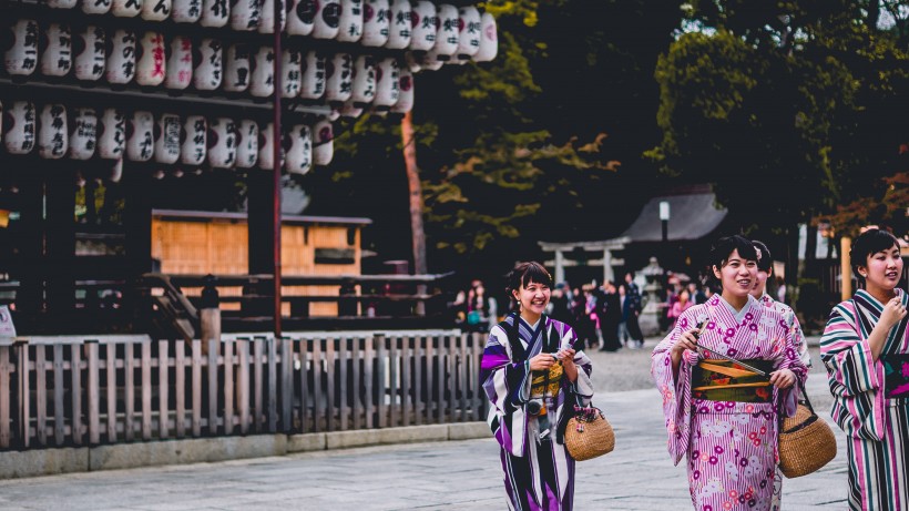 穿着传统和服的日本人图片