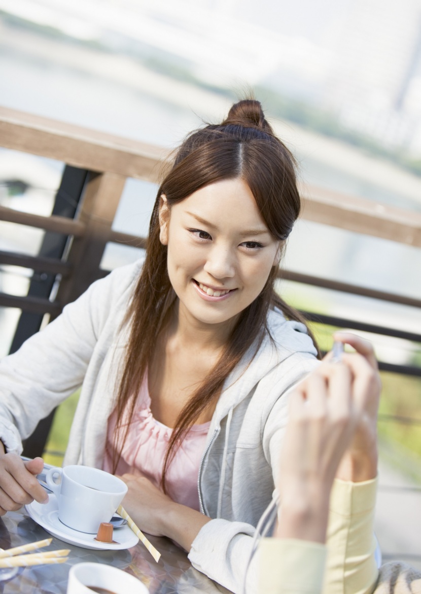 女孩假期品尝美食图片