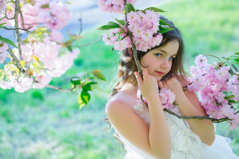 美丽的花朵和可爱的女孩图片