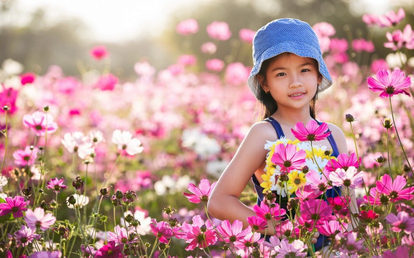 花丛中的小女孩儿图片