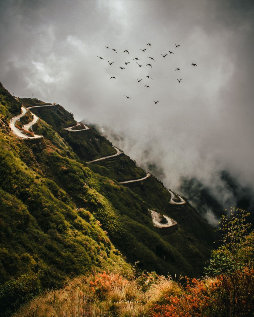 云霧繚繞的高山風(fēng)景圖片