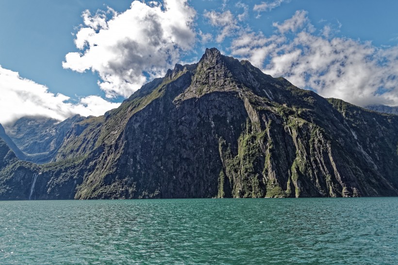 新西兰米尔福德峡湾自然风景图片