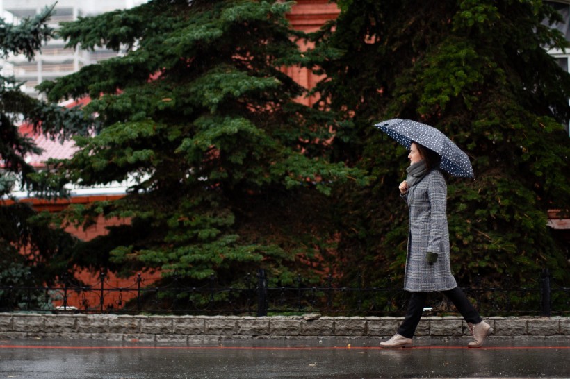 下雨天撐傘的人圖片