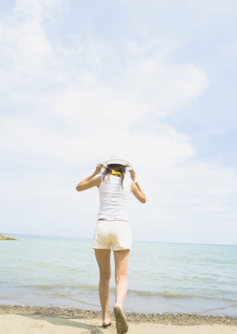 女性海边清爽度假图片